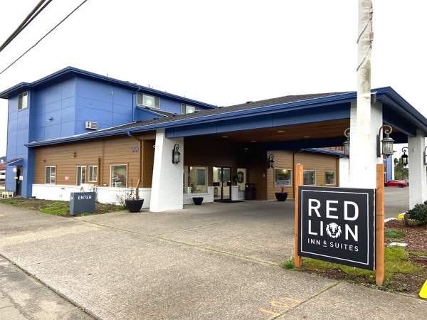 CareOregon and Columbia Pacific celebrate grand opening of new Hawk's Eye Apartments
